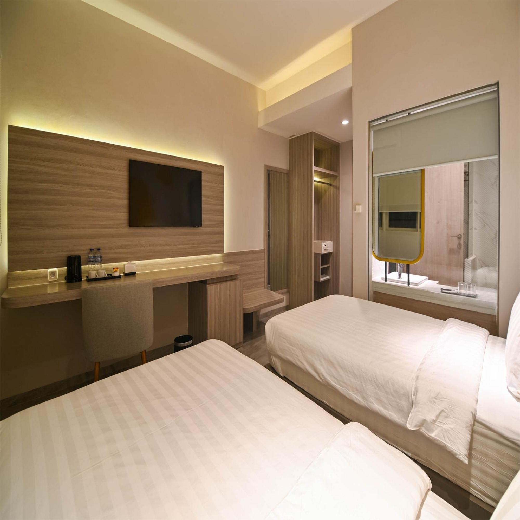 Yulia Hotel Managed By Hig Gorontalo Exterior foto
