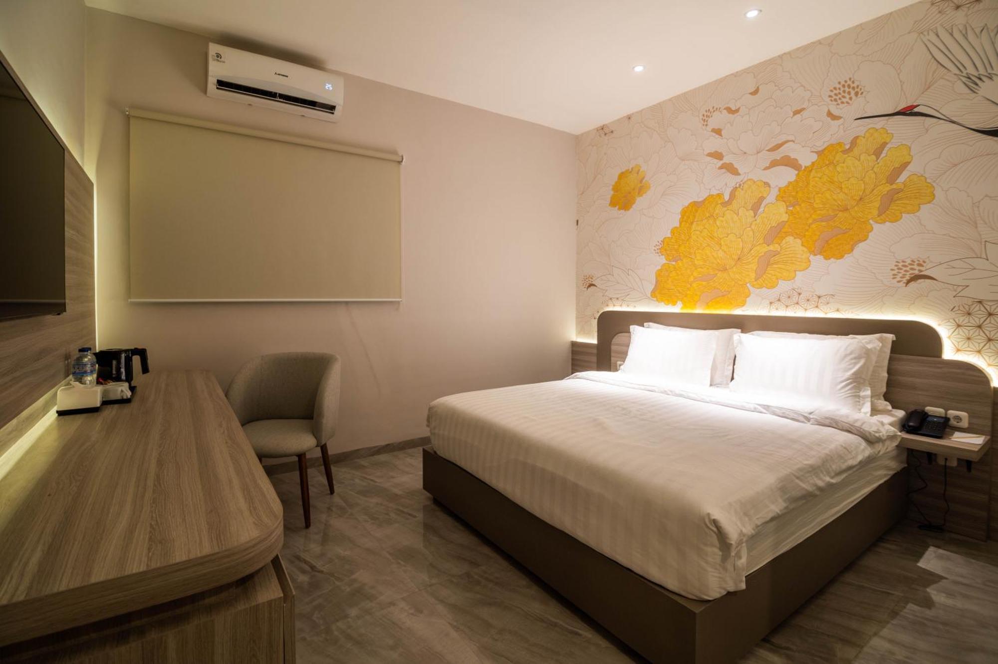 Yulia Hotel Managed By Hig Gorontalo Exterior foto