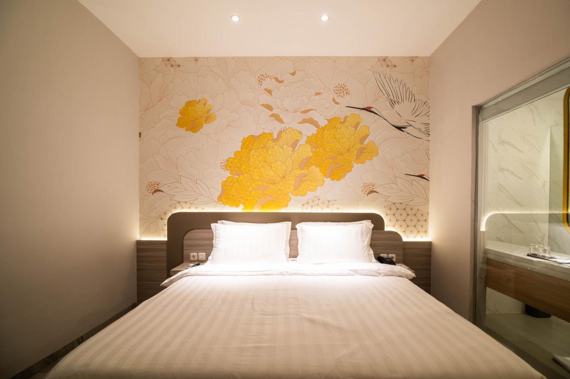 Yulia Hotel Managed By Hig Gorontalo Exterior foto