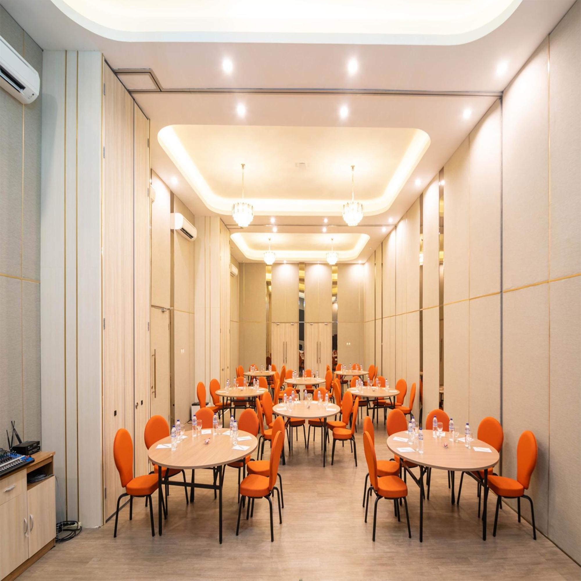Yulia Hotel Managed By Hig Gorontalo Exterior foto