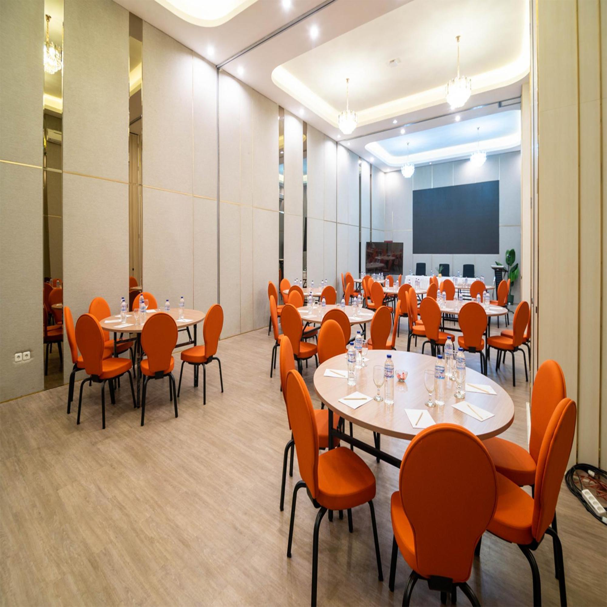 Yulia Hotel Managed By Hig Gorontalo Exterior foto