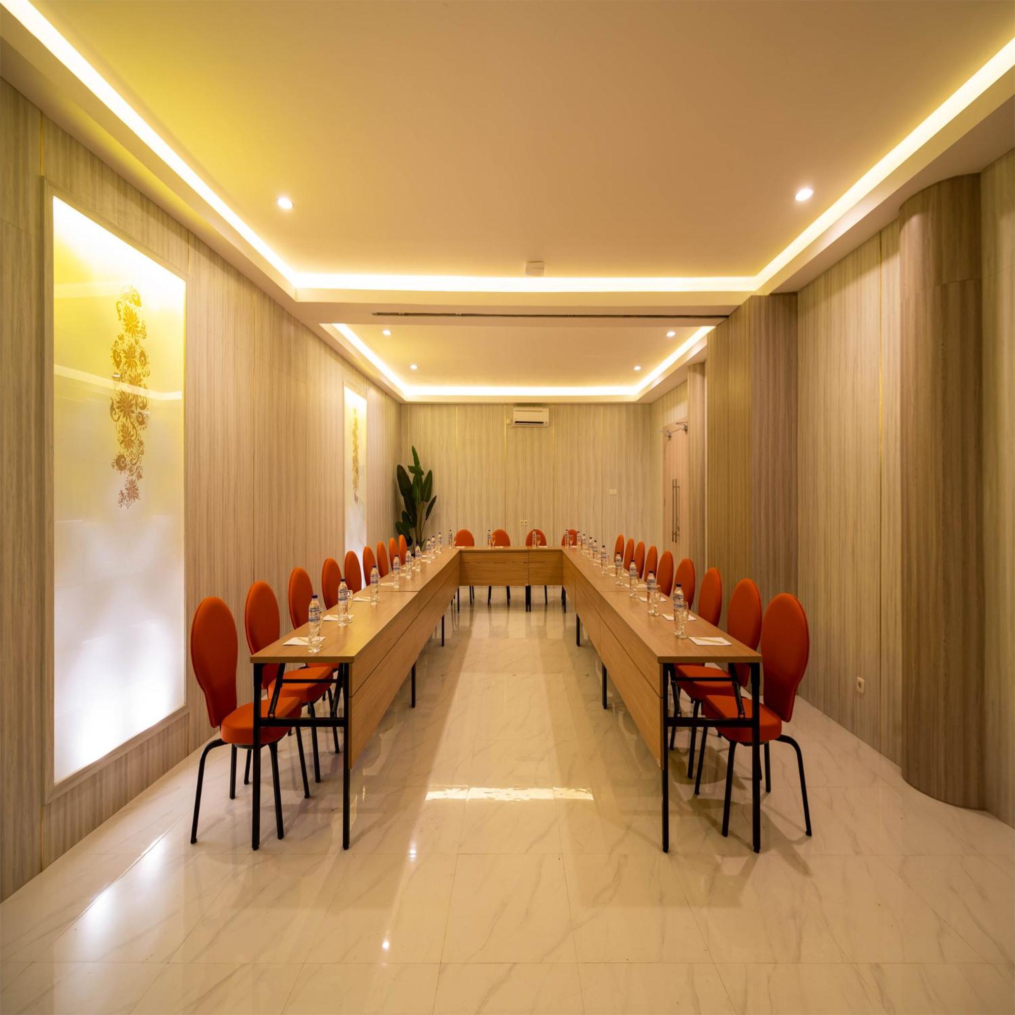 Yulia Hotel Managed By Hig Gorontalo Exterior foto