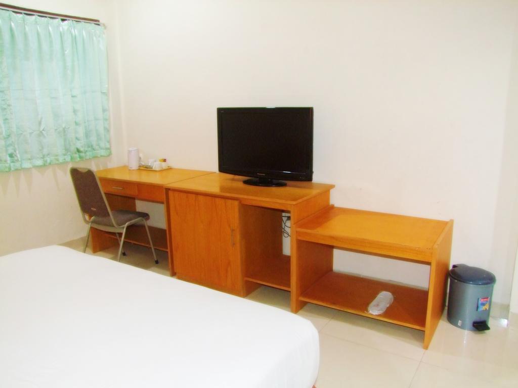 Yulia Hotel Managed By Hig Gorontalo Habitación foto