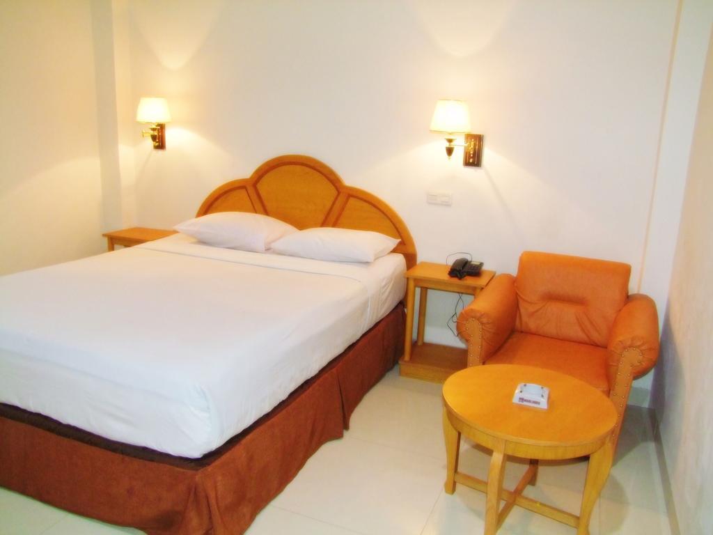 Yulia Hotel Managed By Hig Gorontalo Habitación foto