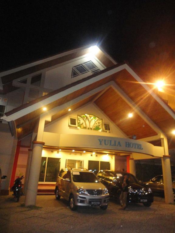 Yulia Hotel Managed By Hig Gorontalo Exterior foto
