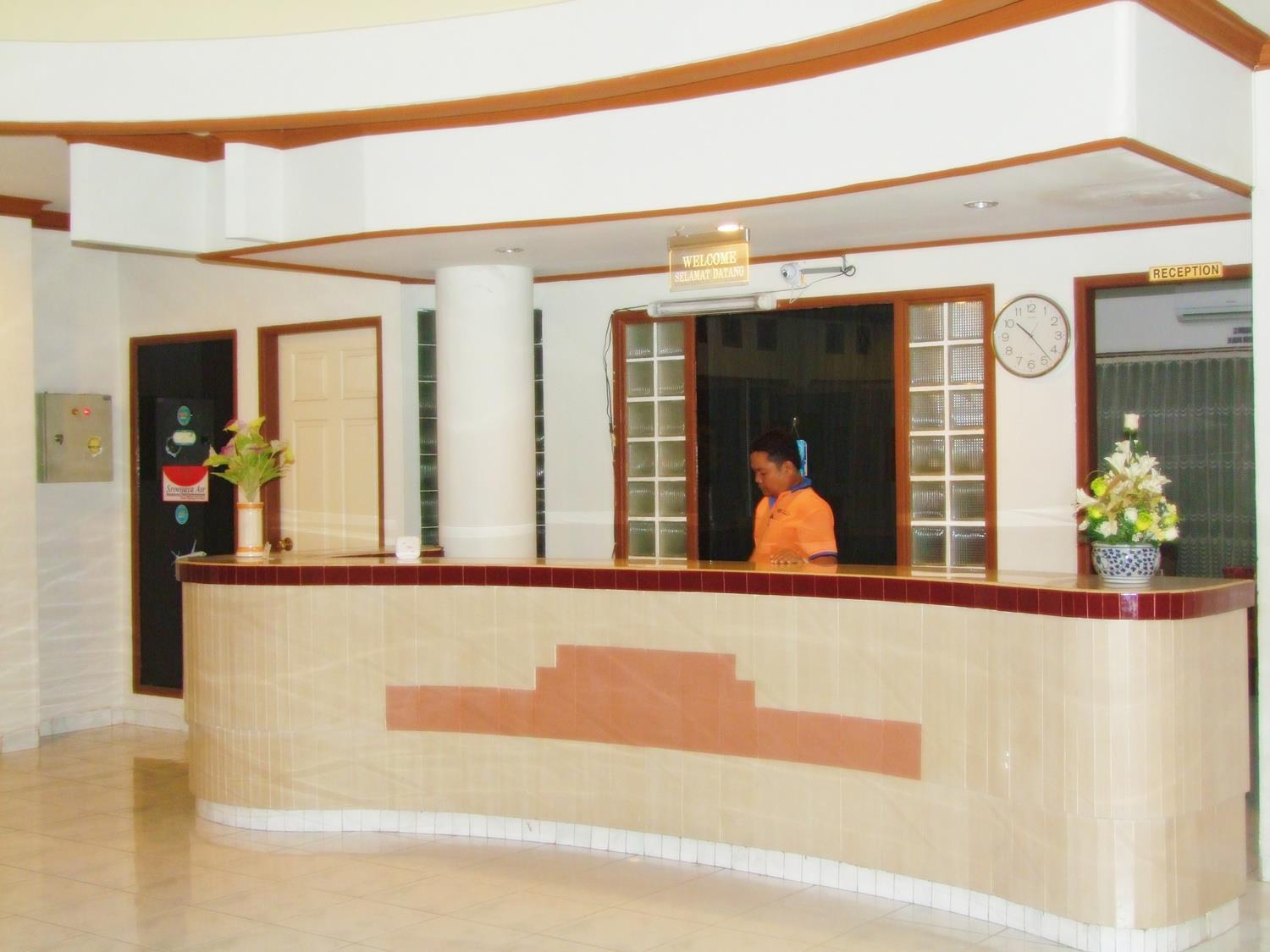 Yulia Hotel Managed By Hig Gorontalo Exterior foto