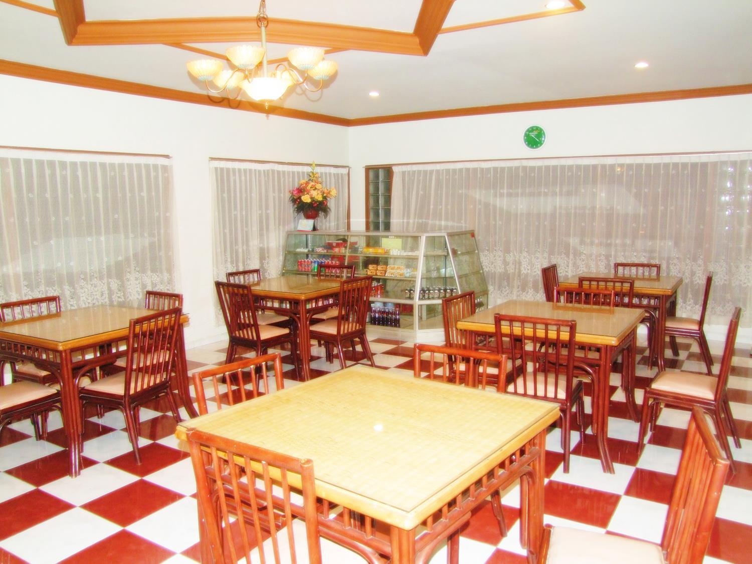 Yulia Hotel Managed By Hig Gorontalo Exterior foto